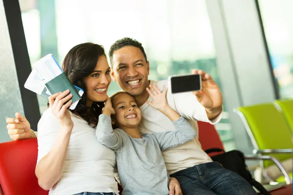 Familia tomando autorretrato —  Fotos de Stock