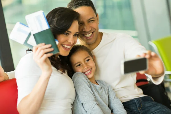 Família tomando selfie — Fotografia de Stock