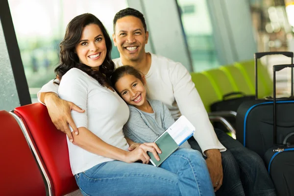 Familia esperando el vuelo — Foto de Stock