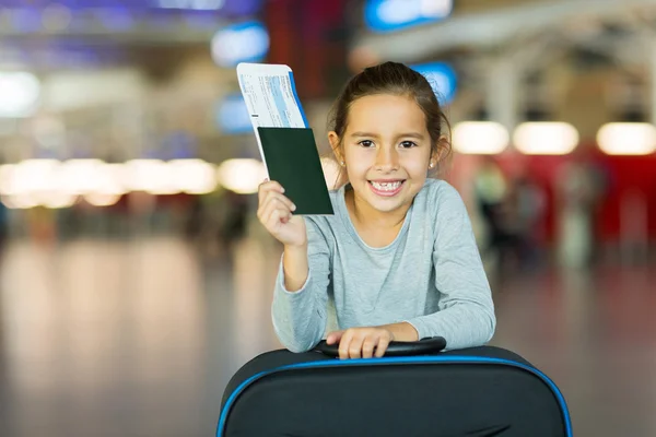 Chica sosteniendo tarjeta de embarque — Foto de Stock