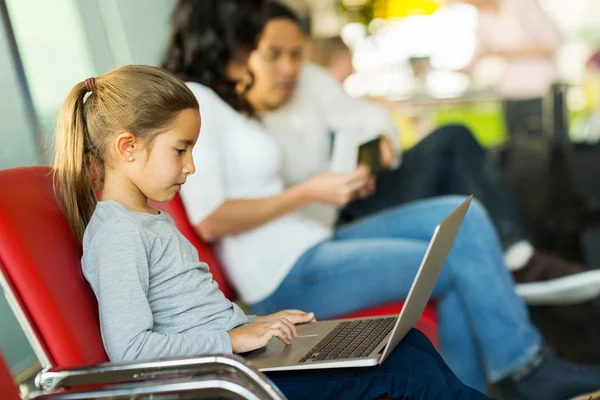 Chica usando ordenador portátil en el aeropuerto —  Fotos de Stock