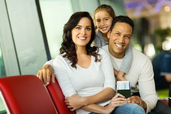 Famiglia in attesa di volo — Foto Stock