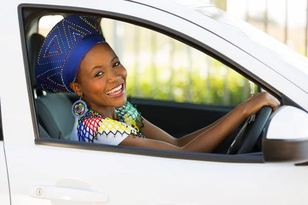 Mujer africana conduciendo — Foto de Stock