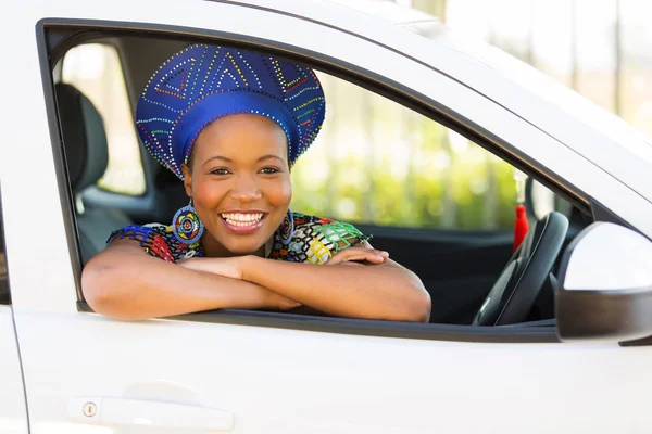 Africana chica dentro de nuevo coche — Foto de Stock