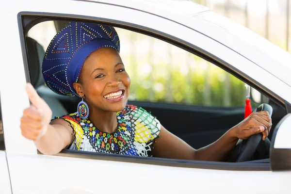 Frau im Auto — Stockfoto