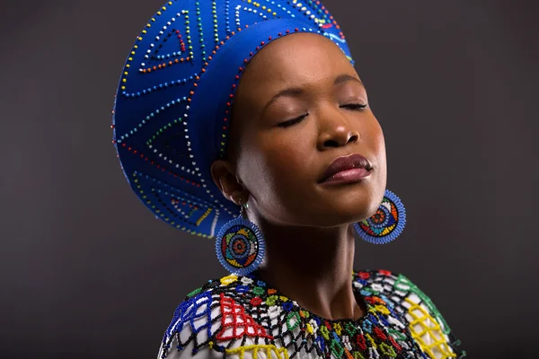 Mulher negra em roupas tradicionais — Fotografia de Stock