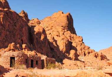 Ateş Vadisi 'ndeki Kızıl Dağlar