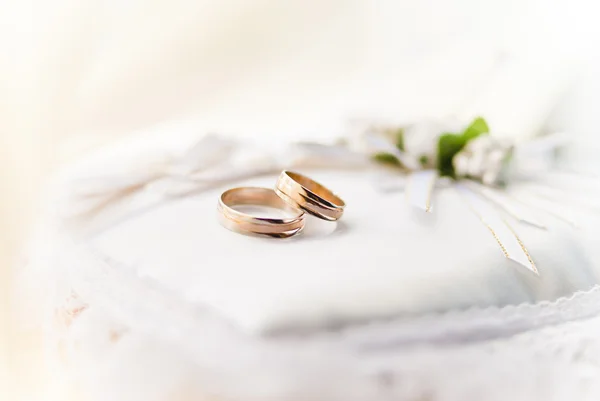 Dois anéis de casamento com arco branco — Fotografia de Stock