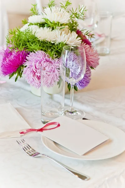 Egy esküvő vagy vacsora esemény tábla beállítása — Stock Fotó