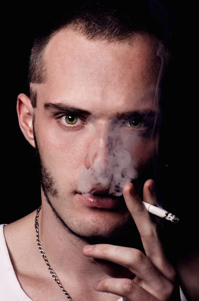 Atrakcyjny facet palenia papierosów — Zdjęcie stockowe