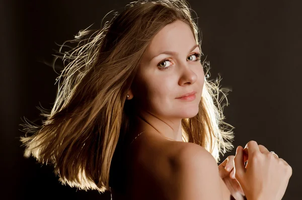 Retrato de uma bela jovem mulher — Fotografia de Stock