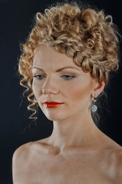 Zsinór frizurával a gyönyörű fiatal nő portréja — Stock Fotó