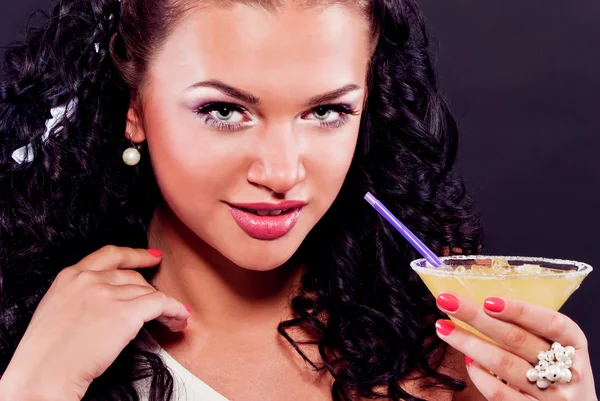 Sexy brunette drinken cocktail — Stockfoto