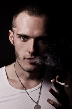 genç adam bir sigara