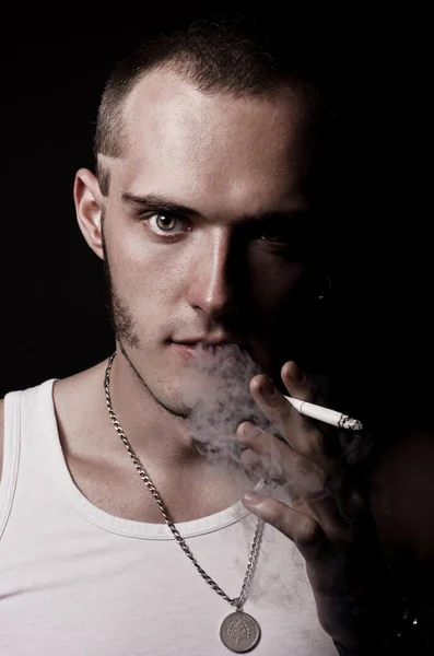 Ung kille röka en cigarett — Stockfoto