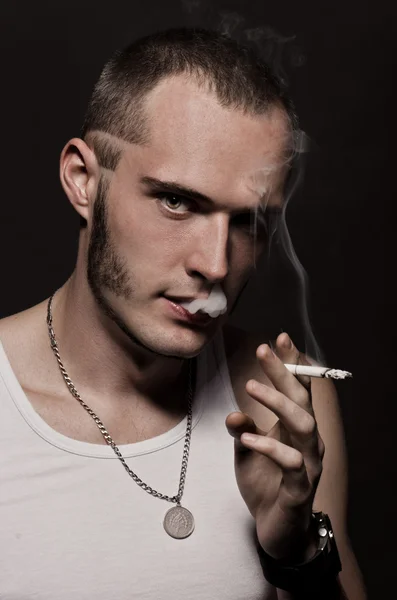 Jeune homme fumant une cigarette — Photo