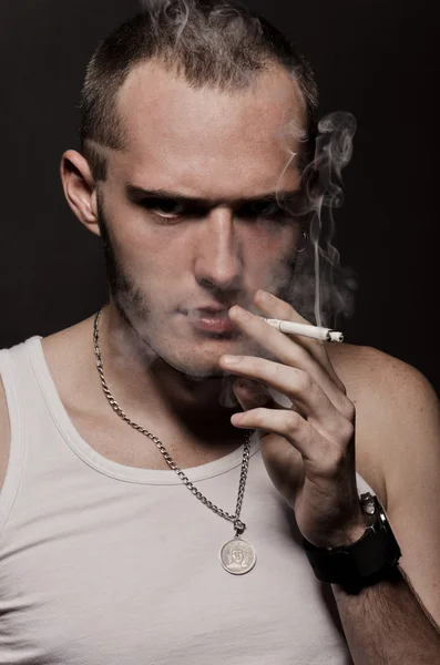 Молодой парень, курящий сигарету — стоковое фото