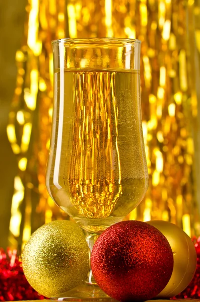 Een glas champagne met een kerst decor in de achtergrond Stockafbeelding