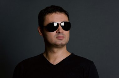 güneş gözlüğü portre ile genç adam