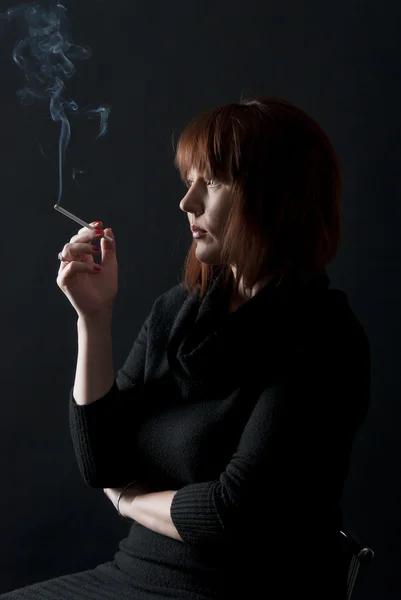 Une femme fume une cigarette — Photo