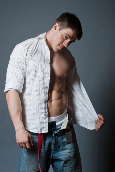 Förföra en ung man med en muskulös torso — Stockfoto
