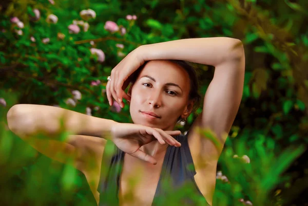 Hermosa mujer en el jardín —  Fotos de Stock