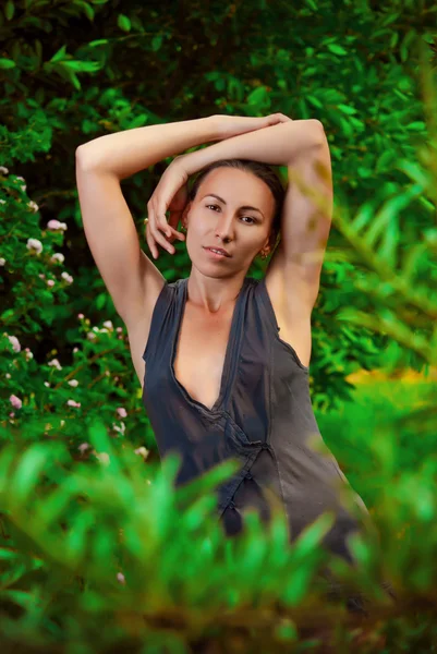 Beautiful woman in garden — Stock Photo, Image