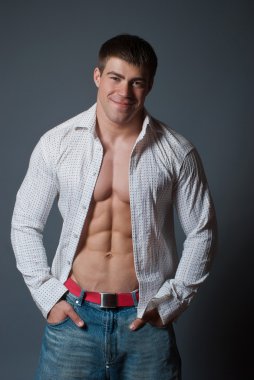 kaslı bir gövde olan genç bir adam baştan