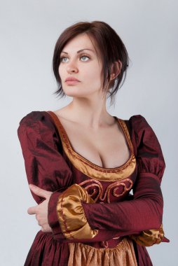 Ortaçağ açık gri renkli elbiseli güzel kadın