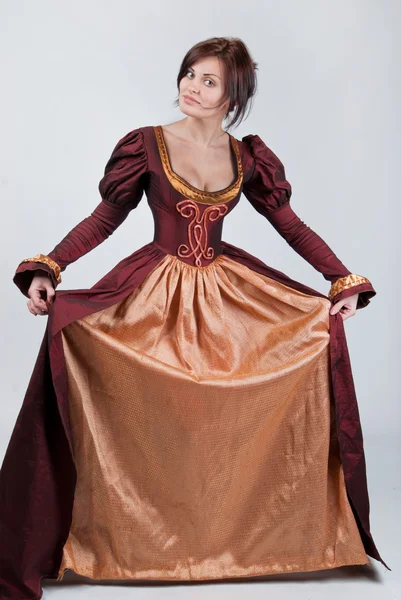 Mooie paar van gestileerde middeleeuwse kostuums — Stockfoto