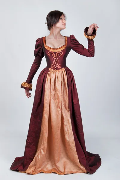 Hermosa mujer en vestido medieval — Foto de Stock