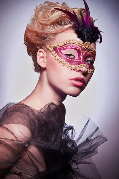 Bella donna in maschera veneziana — Foto Stock