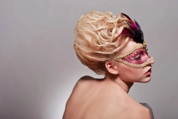 ベネチアン マスクで美しい女性 — ストック写真