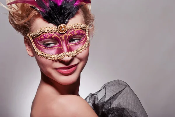 Krásná žena v benátské masky — Stock fotografie