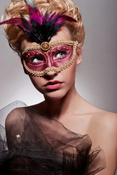 Bella donna in maschera veneziana — Foto Stock