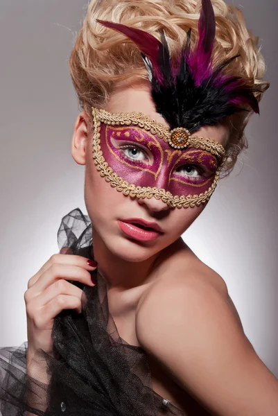 Bella donna in maschera veneziana — Foto Stock