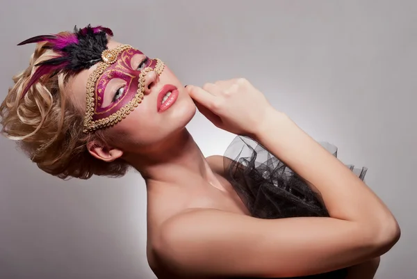 Hermosa mujer en máscara veneciana —  Fotos de Stock