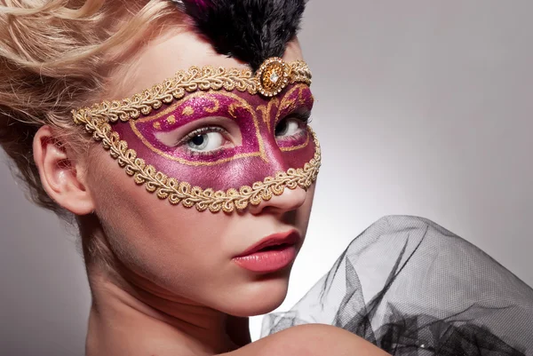 Bella donna in maschera veneziana — Foto Stock