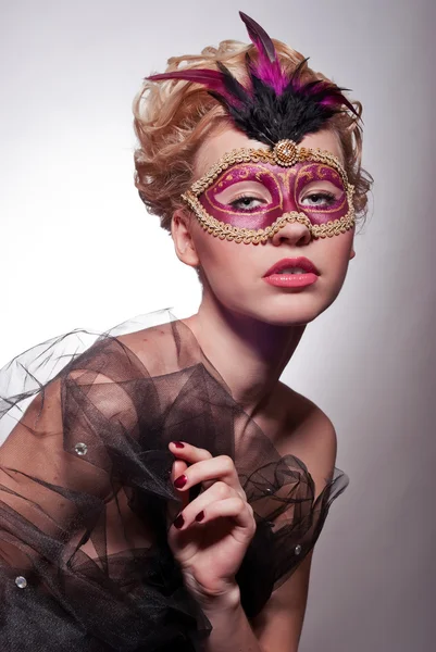 Bella donna in maschera veneziana — Foto Stock