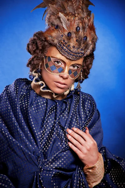 Mooie vrouw in Venetiaans masker met veren en sieraden — Stockfoto
