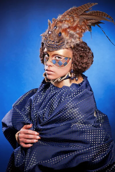 Krásná žena v benátská maska s peřím a šperky — Stock fotografie