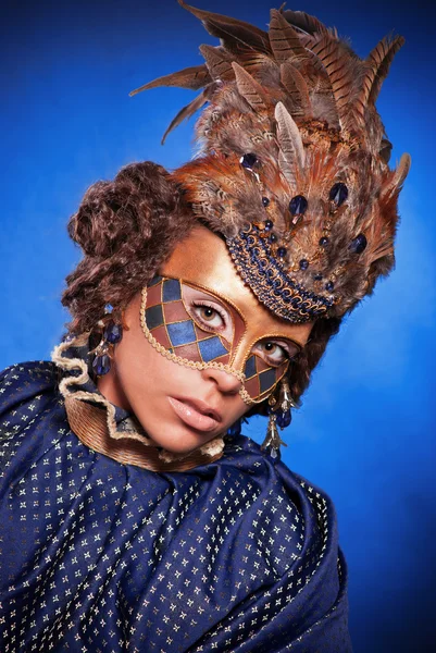 Mooie vrouw in Venetiaans masker met veren en sieraden — Stockfoto