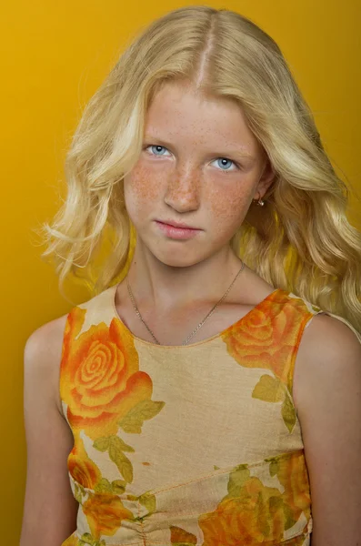 Hermosa chica rubia sobre un fondo amarillo — Foto de Stock
