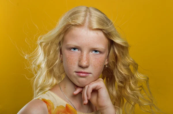 Sarı bir arka plan üzerinde güzel sarışın kız — Stok fotoğraf