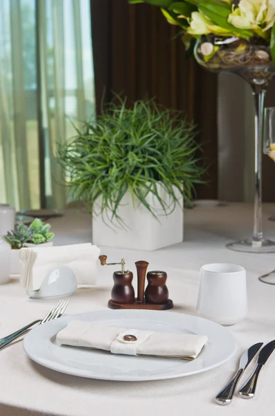 Vackert dekorerat bord i restaurangen — Stockfoto