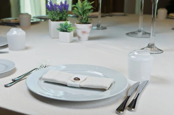 Prachtig ingericht tafel in het restaurant. — Stockfoto