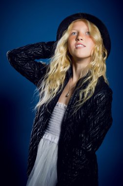 Dreamy kız el şapka tutan