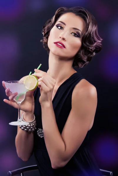 Bella ragazza elegante con un bicchiere da martini — Foto Stock