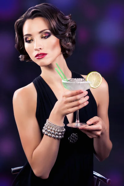 Menina elegante bonita com um copo de martini — Fotografia de Stock