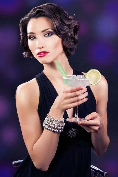 Menina elegante bonita com um copo de martini — Fotografia de Stock